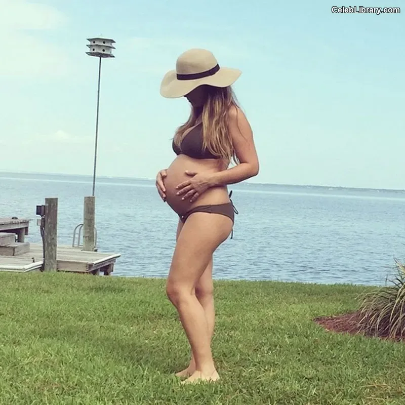 Jessica James Decker photo 20 of 23