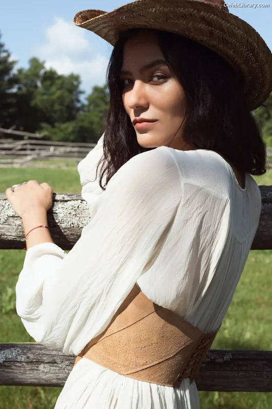Jessica Matten photo 1 of 55