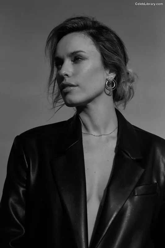 Jessica McNamee photo 4 of 57