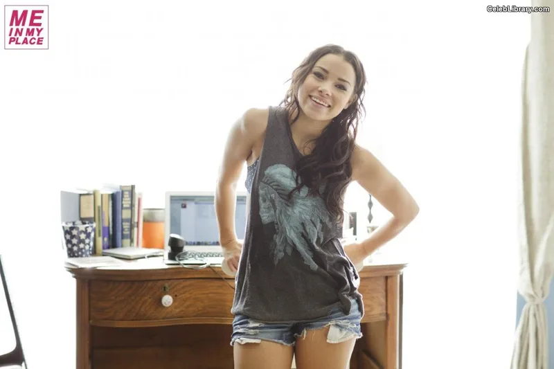 Jessica Parker Kennedy photo 4 of 95