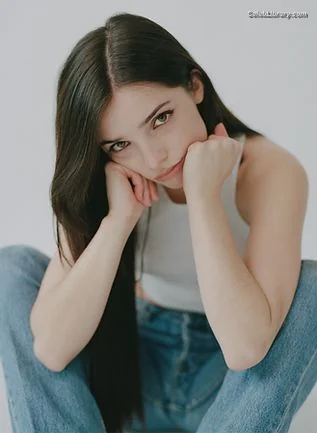 Jessica Reynolds photo 4 of 6