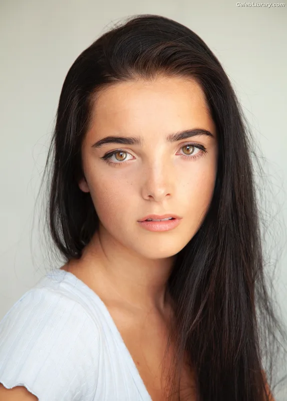 Jessica Reynolds photo 1 of 7