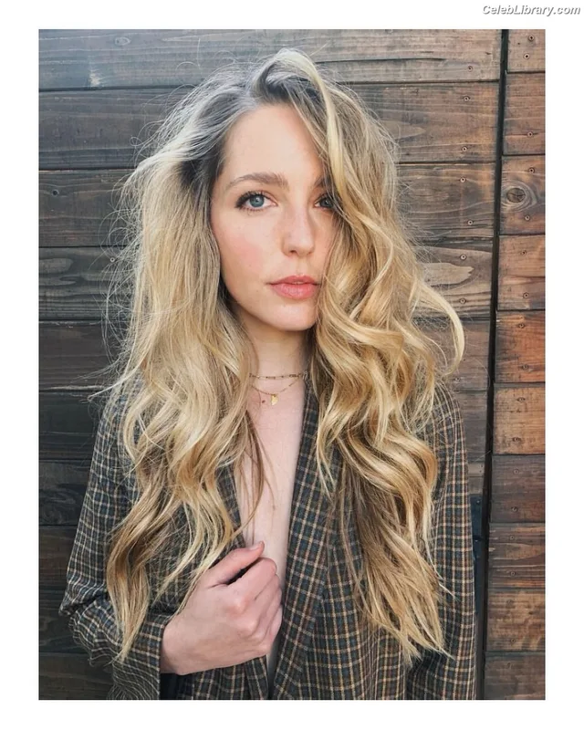 Jessica Rothe photo 1 of 36