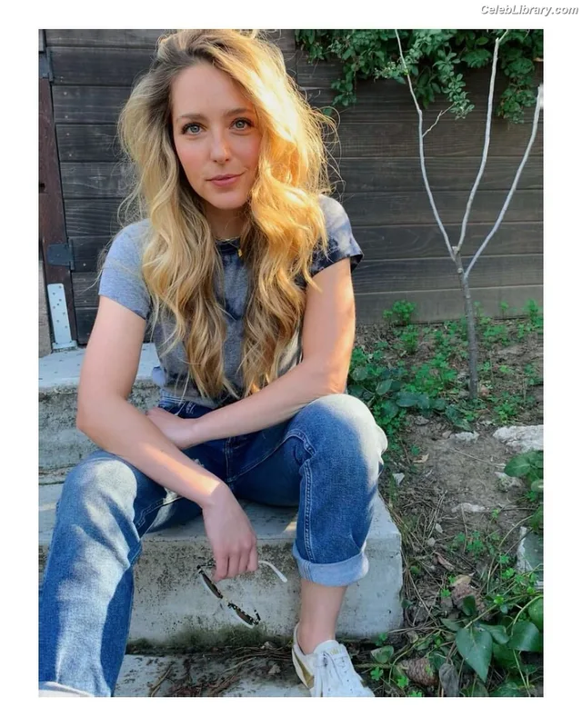 Jessica Rothe photo 3 of 36