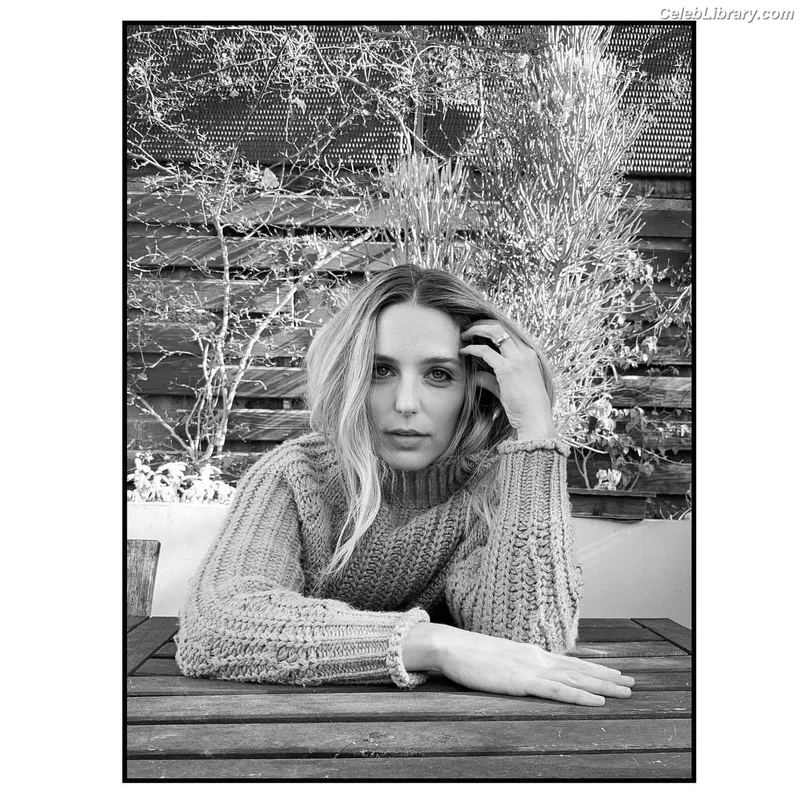 Jessica Rothe photo 5 of 36