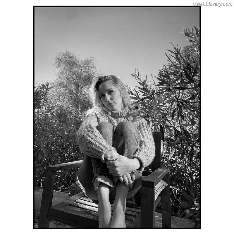Jessica Rothe photo 6 of 36