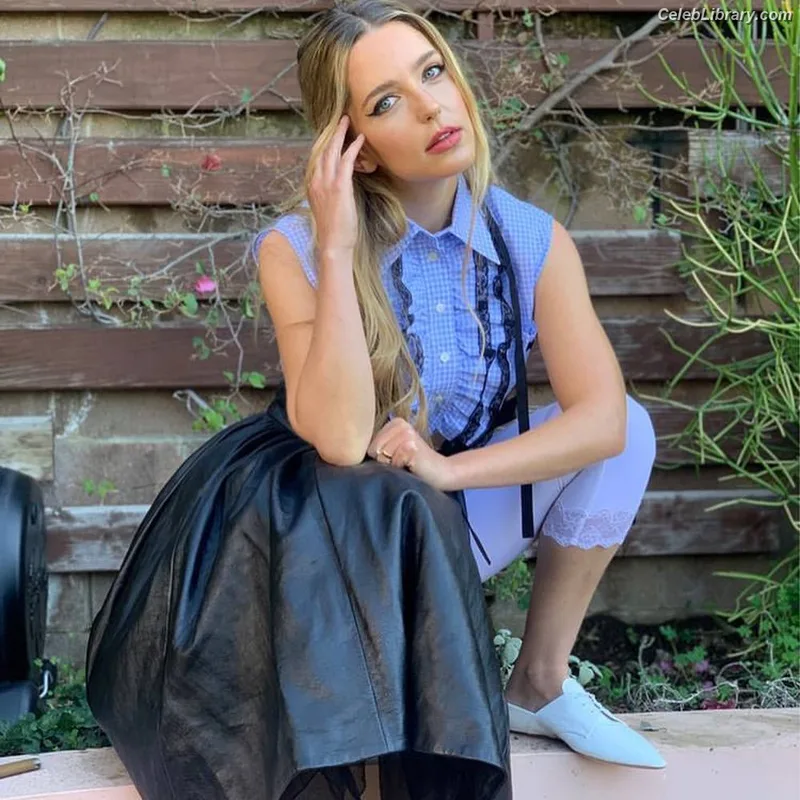 Jessica Rothe photo 10 of 36