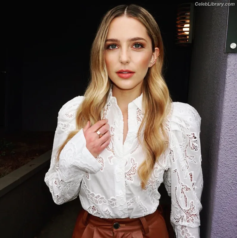 Jessica Rothe photo 12 of 36