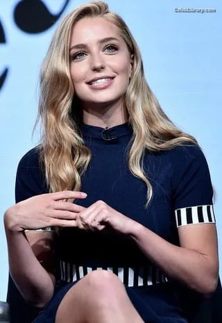 Jessica Rothe photo 5 of 36