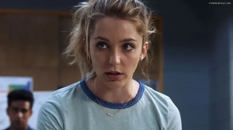 Jessica Rothe photo 7 of 36