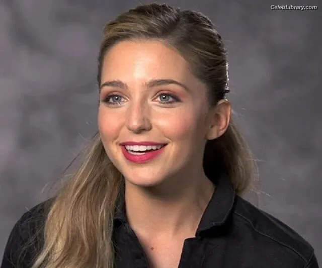 Jessica Rothe photo 11 of 36