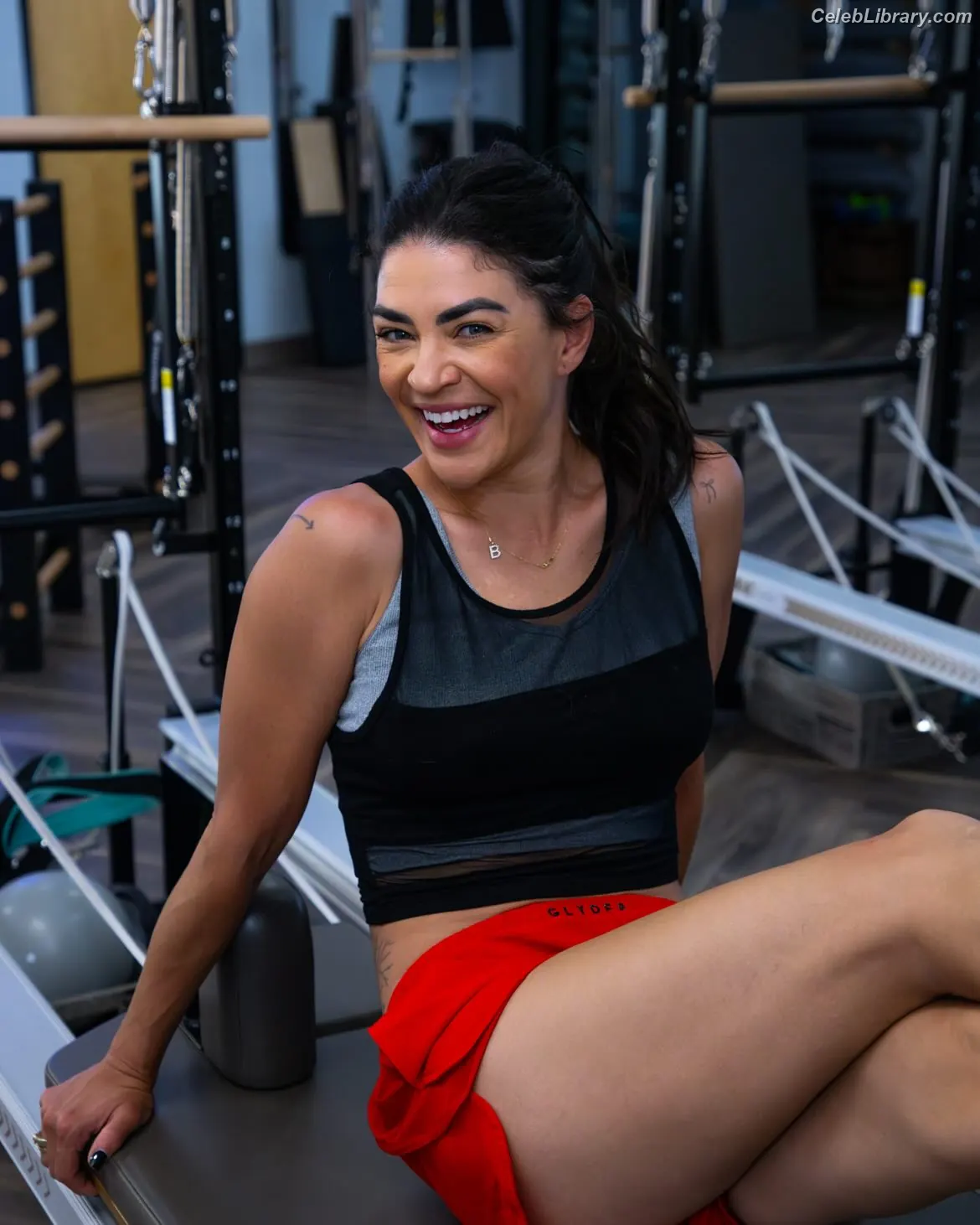 Jessica Szohr photo 15 of 18