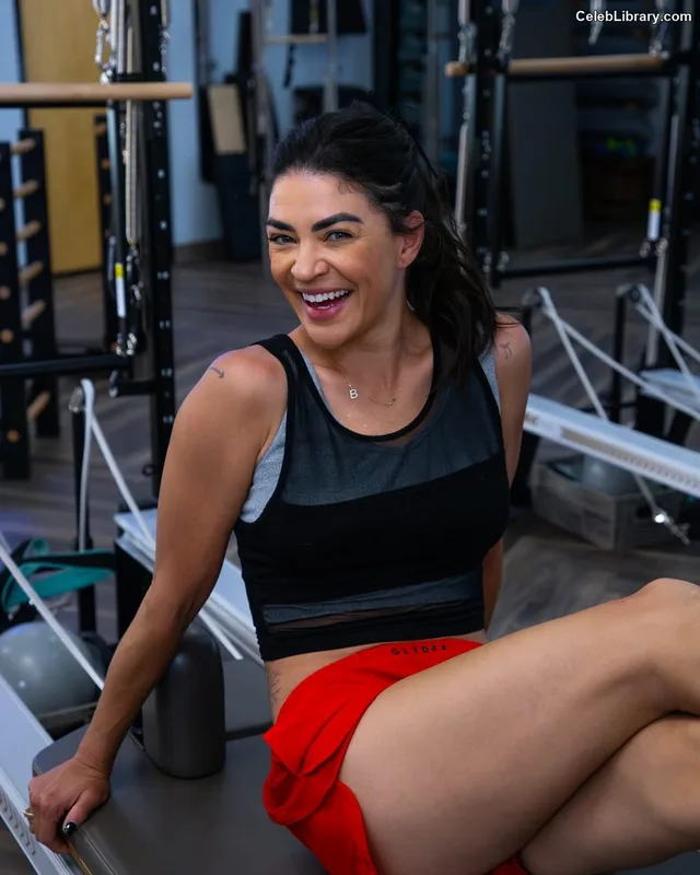 Jessica Szohr photo 15 of 19