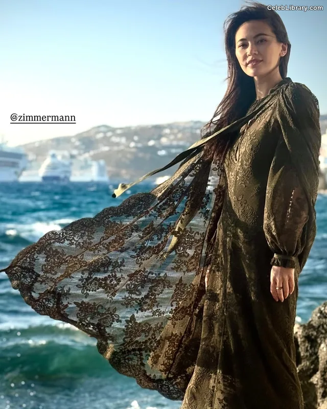 Jessica Yu Li Henwick photo 7 of 375