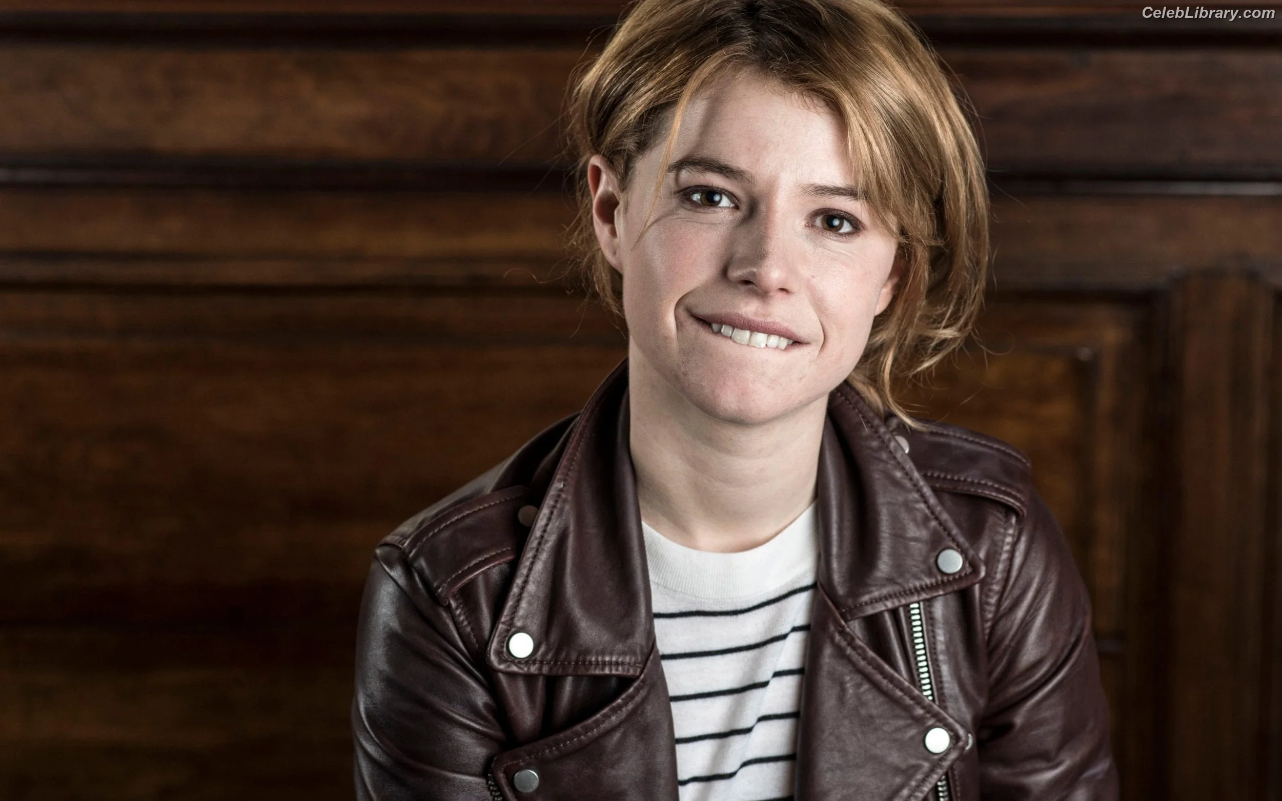 Jessie Buckley photo 7 of 92