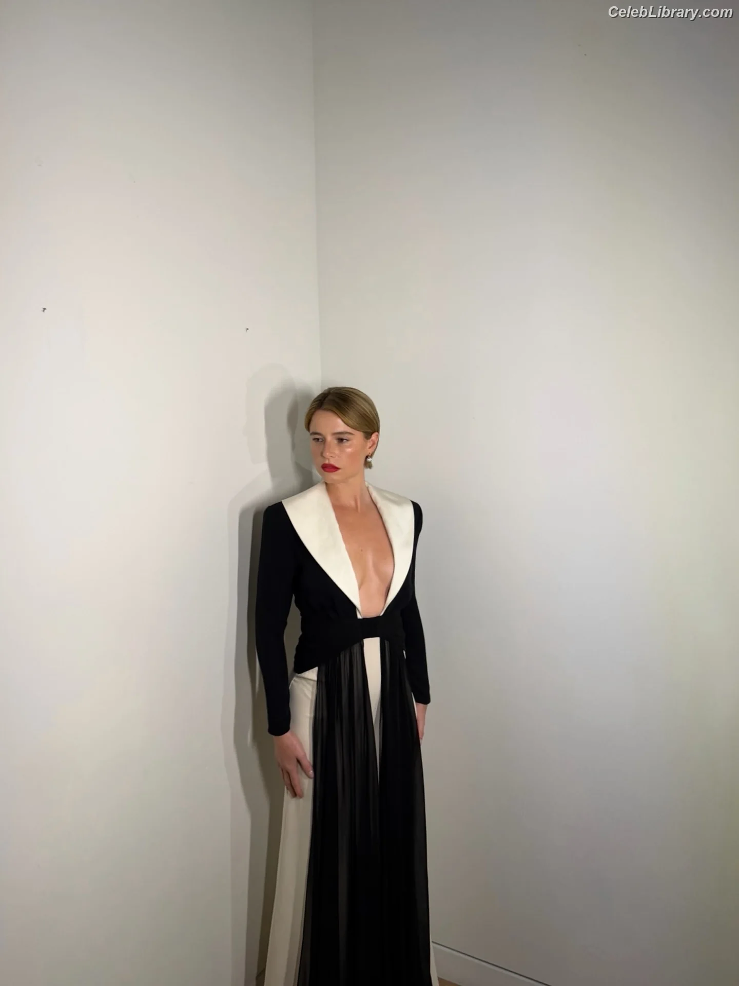 Jessie Buckley photo 16 of 92