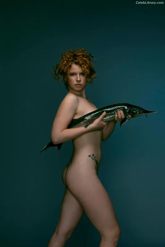 Jessie Buckley photo 1 of 93