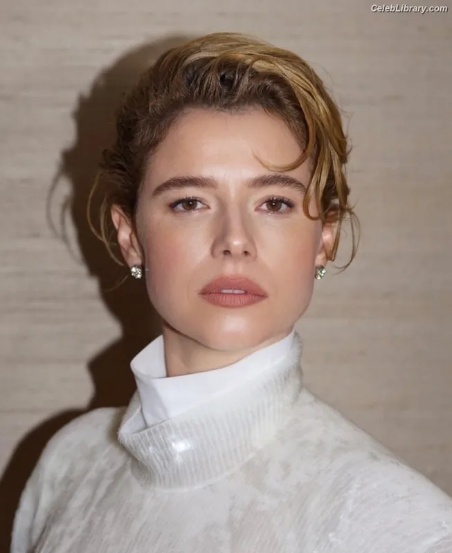 Jessie Buckley photo 12 of 93