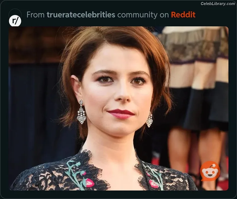 Jessie Buckley photo 24 of 93