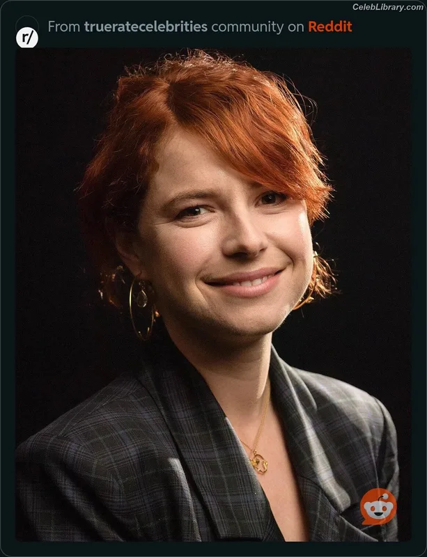 Jessie Buckley photo 2 of 93