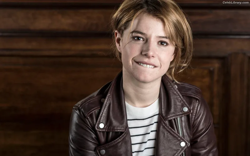 Jessie Buckley photo 7 of 93