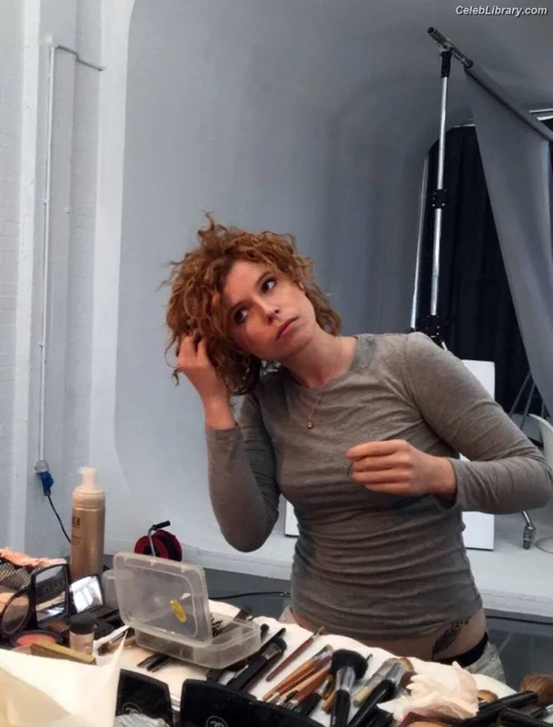 Jessie Buckley photo 8 of 93
