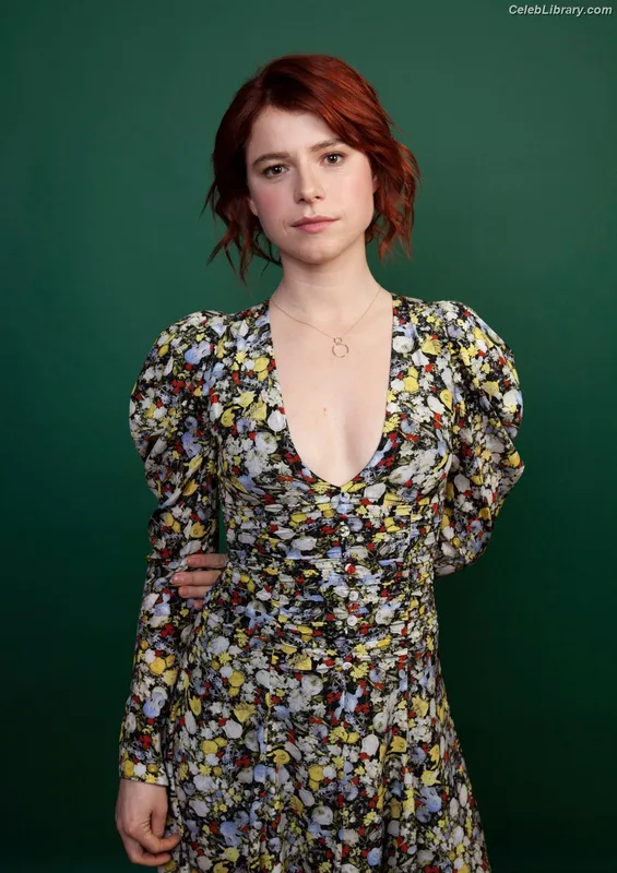 Jessie Buckley photo 13 of 93
