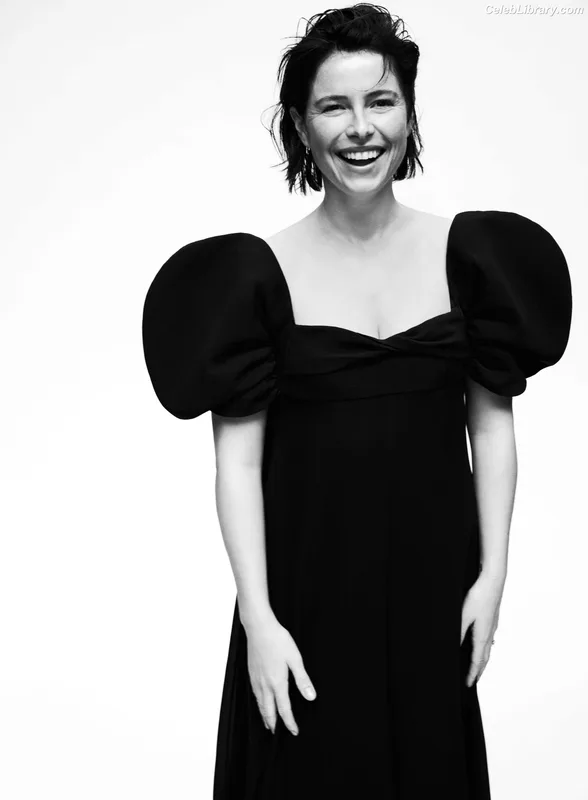 Jessie Buckley photo 22 of 93