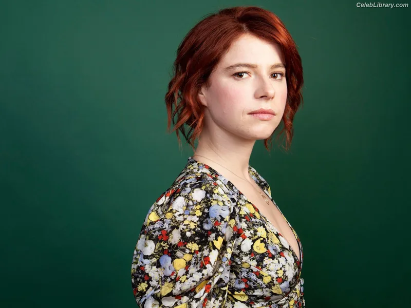 Jessie Buckley photo 6 of 93