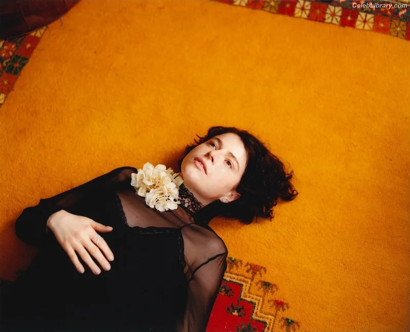 Jessie Buckley photo 8 of 93