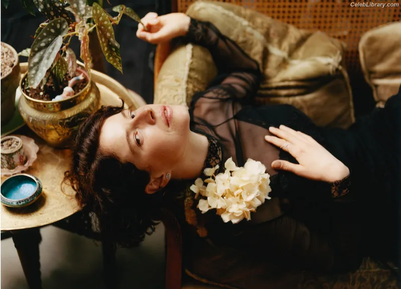 Jessie Buckley photo 9 of 93