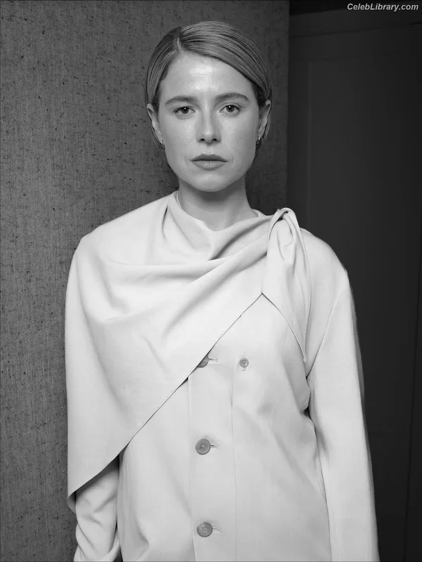 Jessie Buckley photo 12 of 93