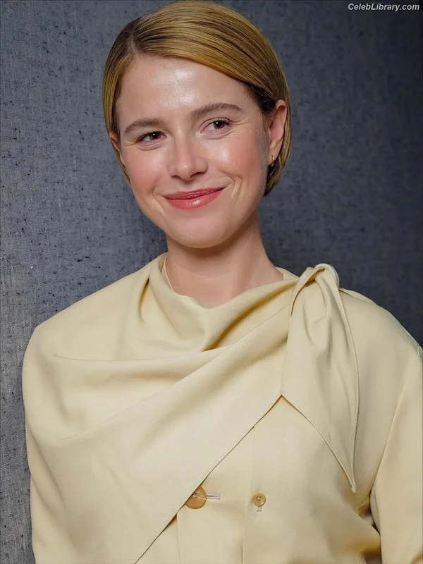 Jessie Buckley photo 14 of 93
