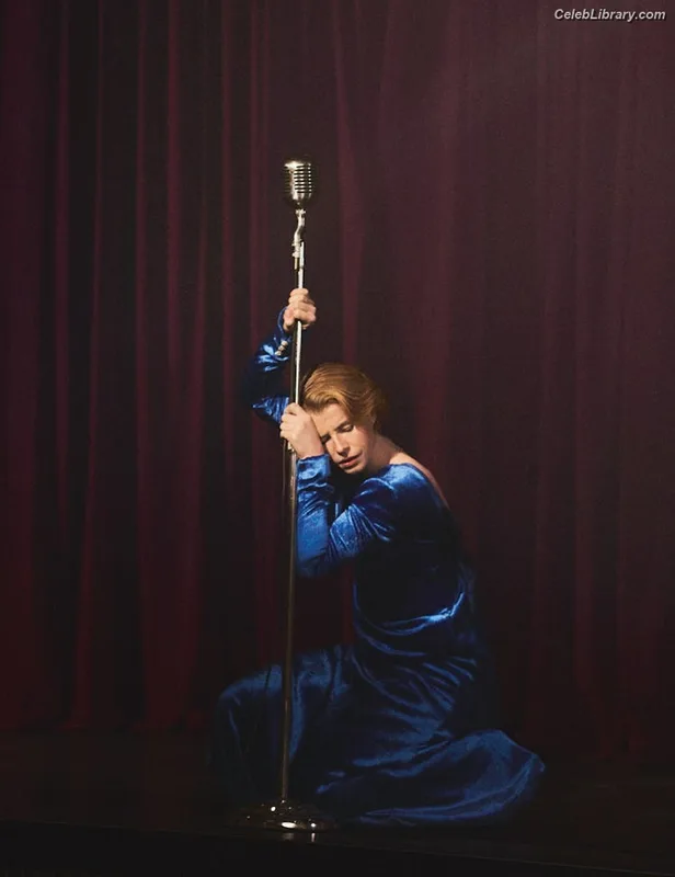 Jessie Buckley photo 20 of 93