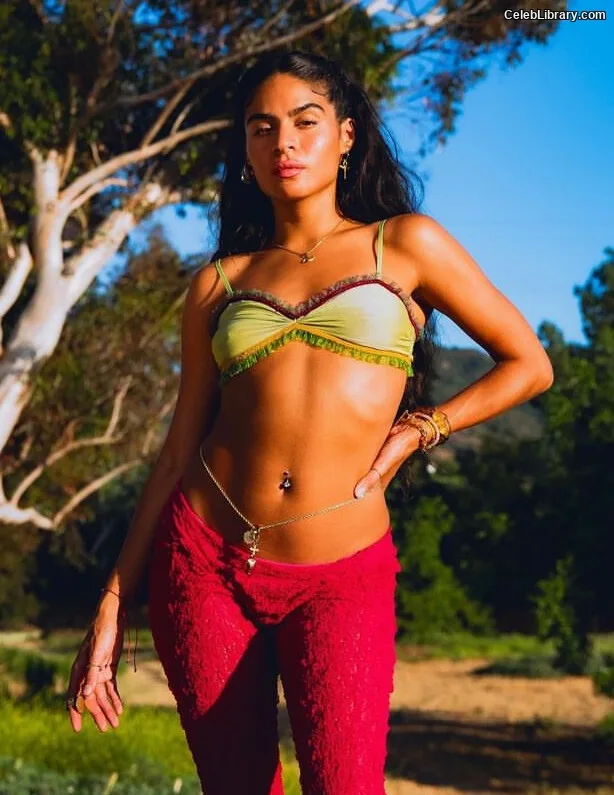 Jessie reyez photo 7 of 125