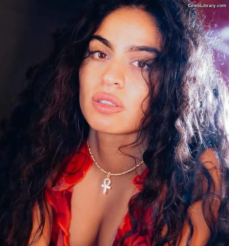 Jessie reyez photo 24 of 125