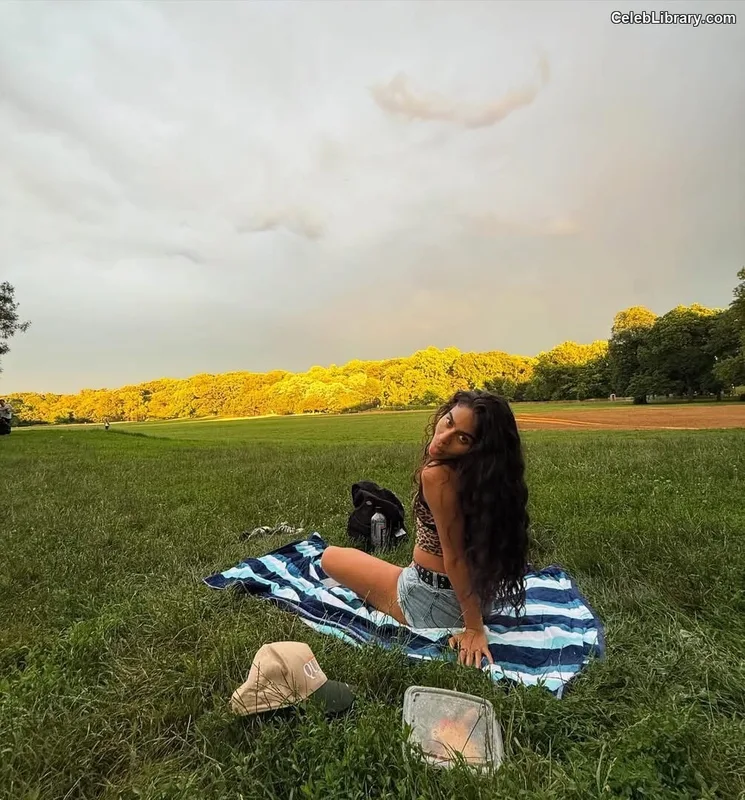 Jessie reyez photo 3 of 125