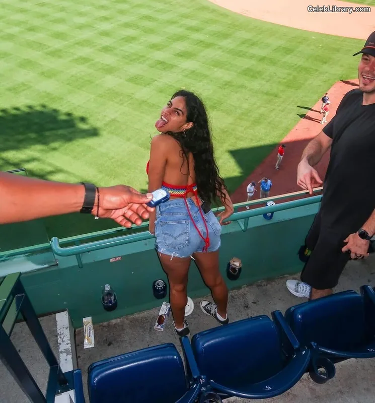 Jessie reyez photo 7 of 125