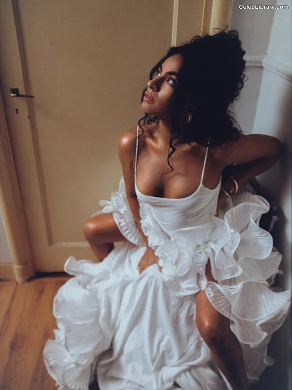 Jessie reyez photo 10 of 125