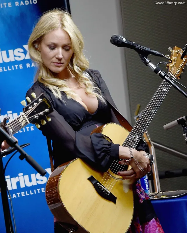 Jewel Kilcher photo 20 of 90