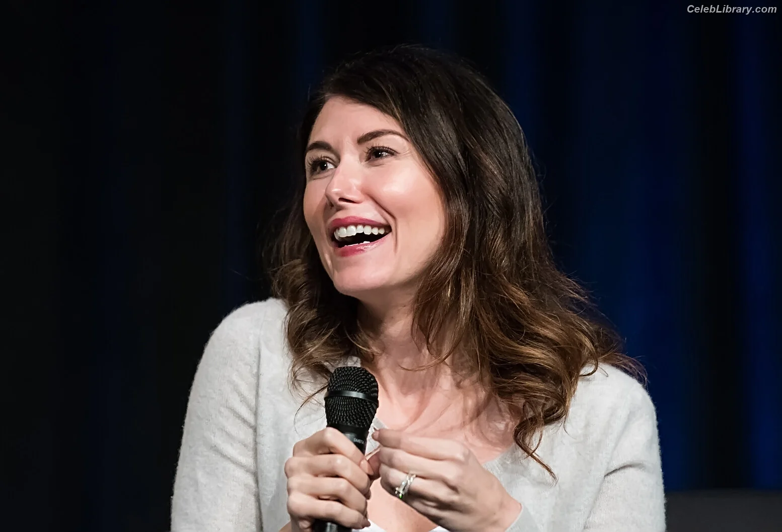 Jewel Staite photo 17 of 424