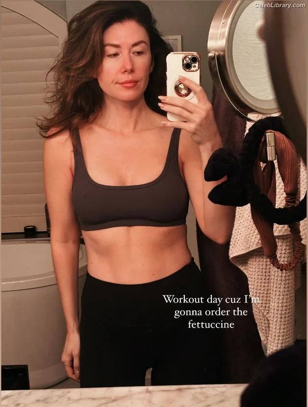 Jewel Staite photo 15 of 425