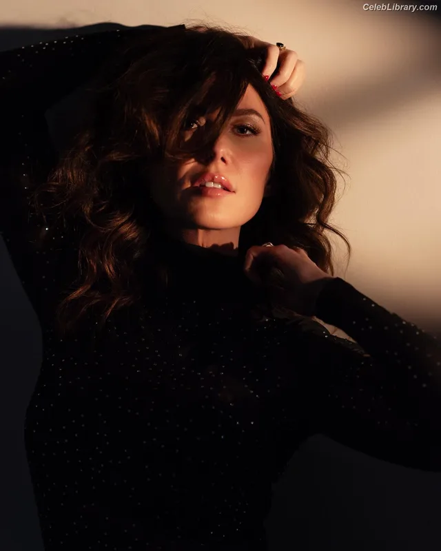 Jewel Staite photo 17 of 425