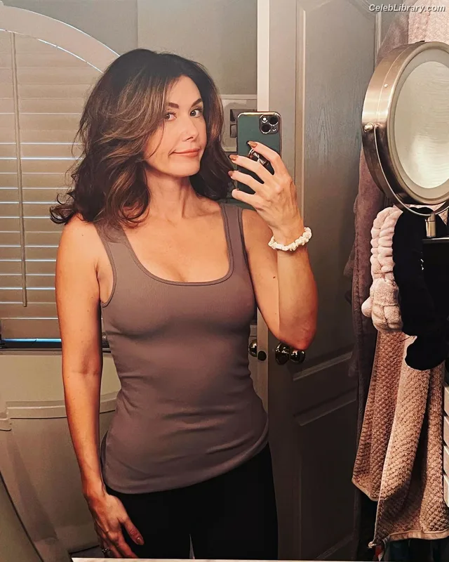 Jewel Staite photo 13 of 425