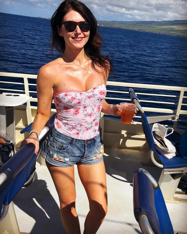 Jewel Staite photo 16 of 425