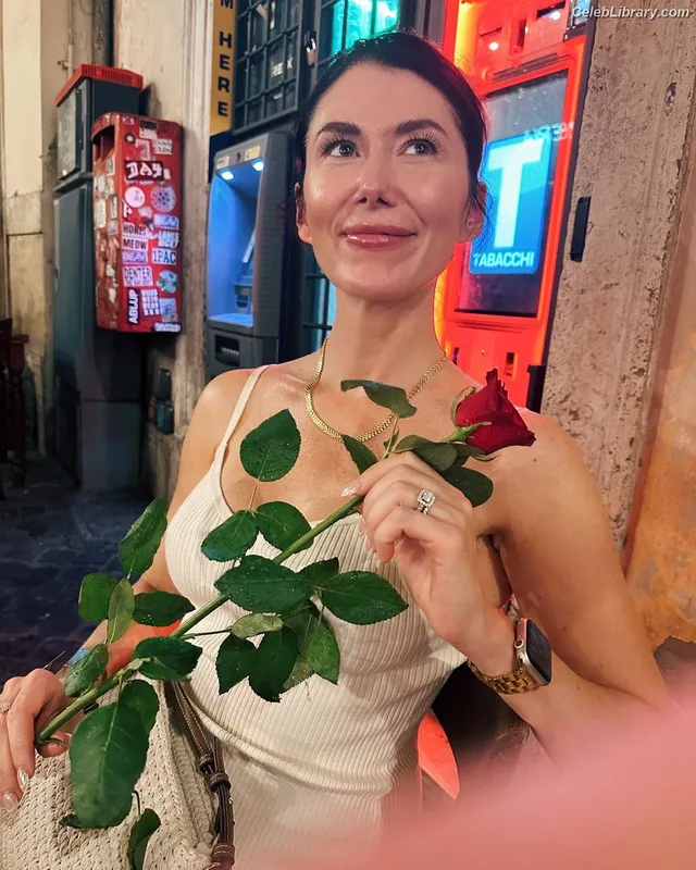 Jewel Staite photo 16 of 425