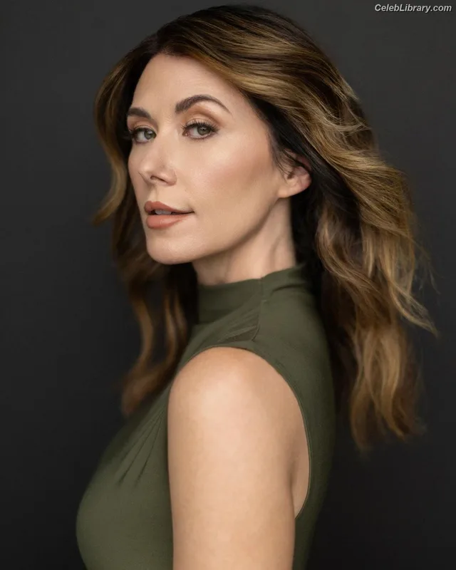 Jewel Staite photo 19 of 425