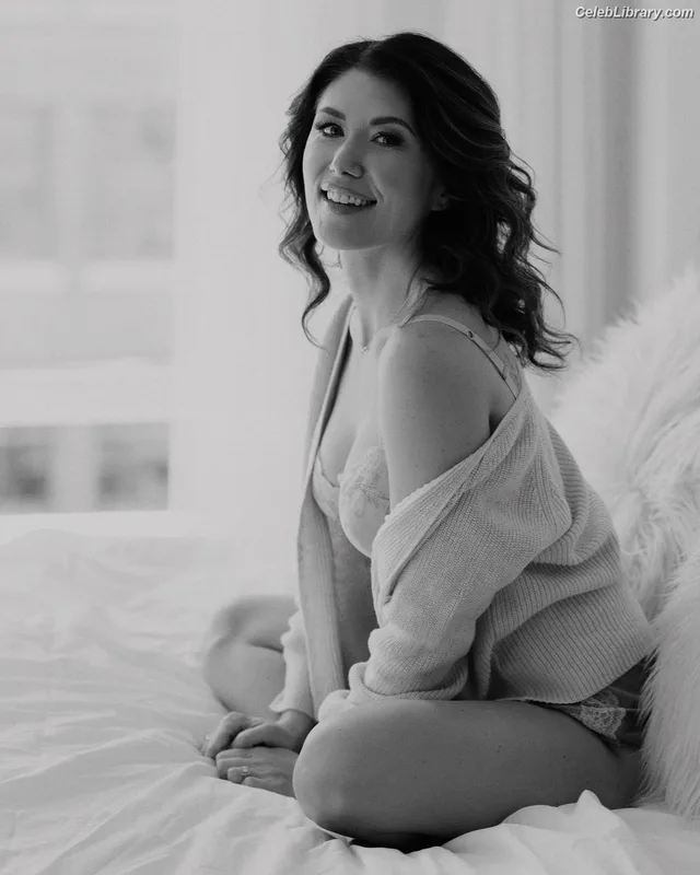 Jewel Staite photo 1 of 425