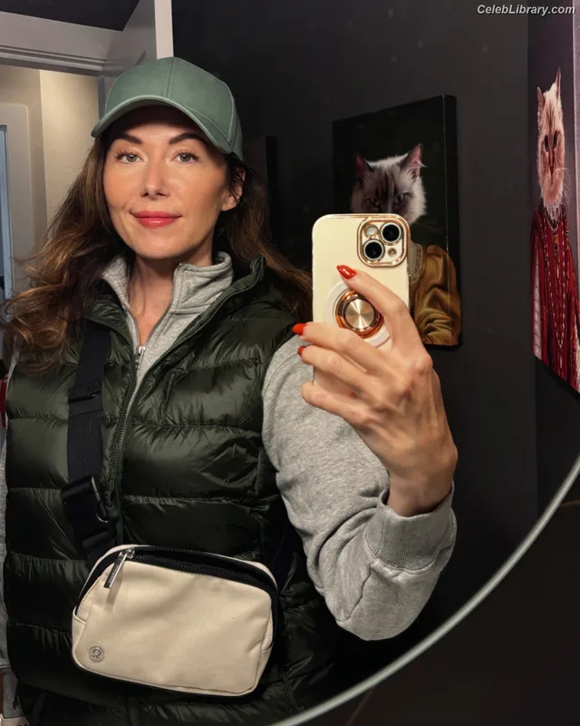 Jewel Staite photo 8 of 425
