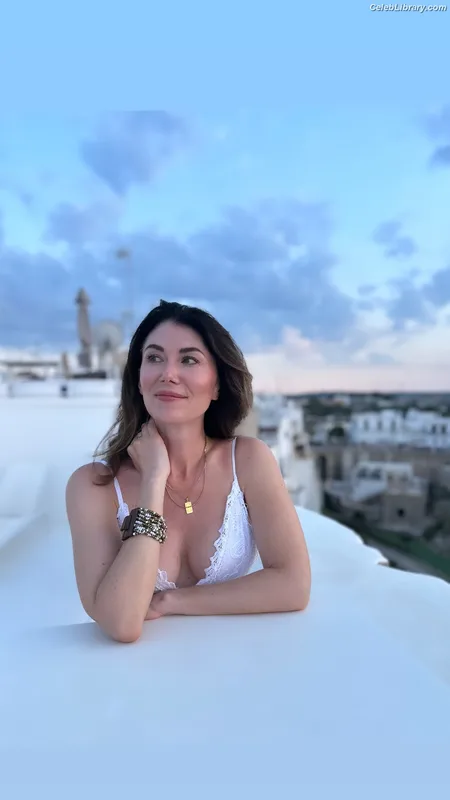 Jewel Staite photo 3 of 425